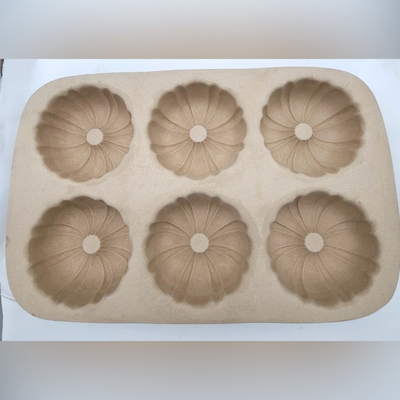 PAMPERED CHEF Fluted Mini Cake Bunt pan Family Heritage Stoneware 6 Count 4.5" - Picture 4 of 6